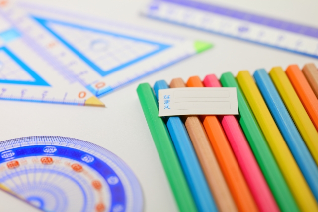 小学校入学前に必須 算数セットの名前シールの貼り方のコツ